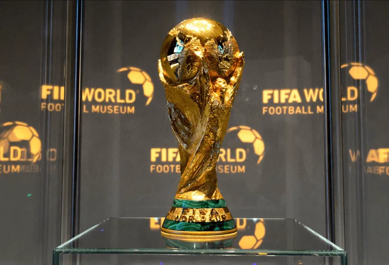 Cúp vàng World Cup hiện đại được chế tác từ vàng 18K nguyên khối.