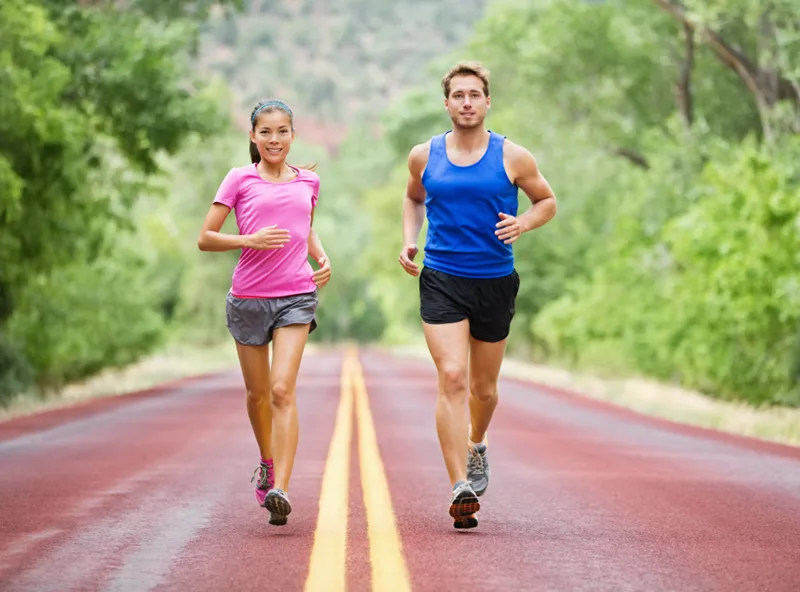 Chạy bộ kích thích cơ thể giải phóng endorphin, mang lại tinh thần thoải mái và giảm căng thẳng.
