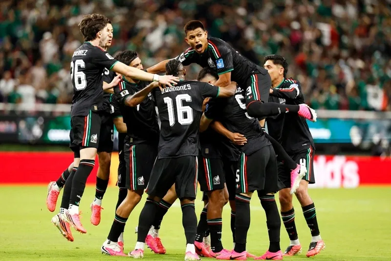 Đội hình 11 người thi đấu chính thức trên sân theo quy định chuẩn của FIFA.