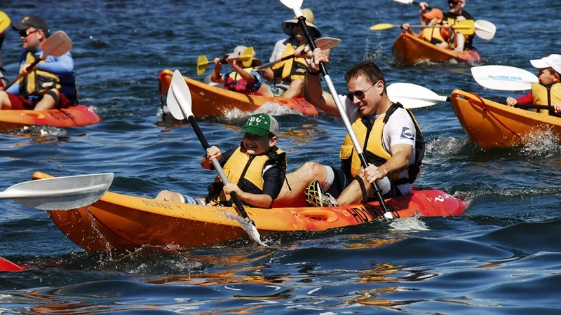 Thiết kế thuyền kayak thuôn nhọn tối ưu tốc độ và khả năng lướt sóng.