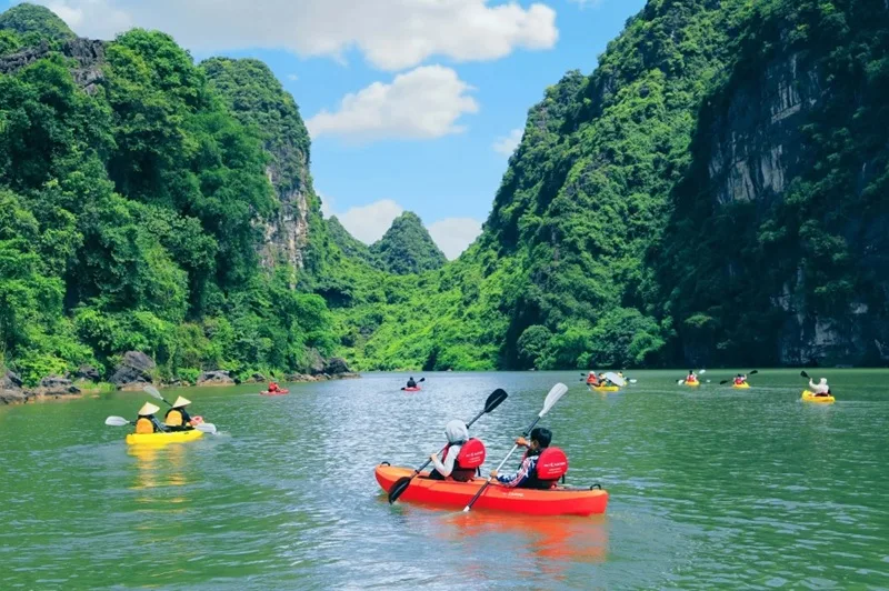 Chèo thuyền kayak lướt nhẹ trên mặt nước thơ mộng giữa thiên nhiên hùng vĩ.