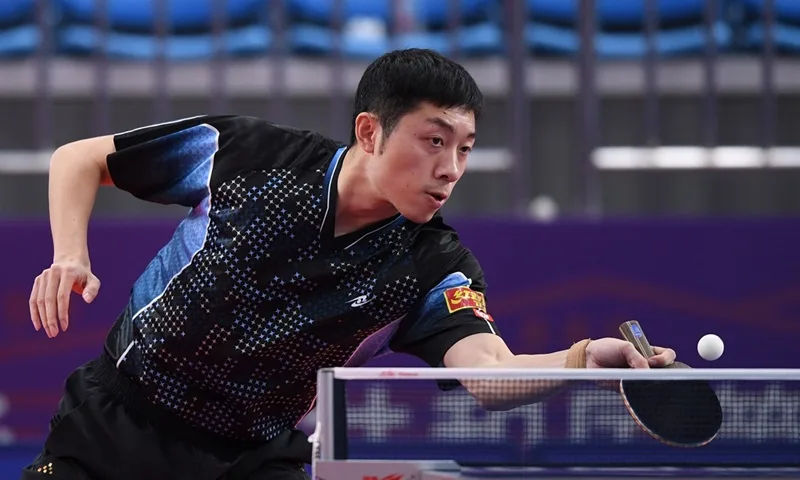 Kỹ thuật cầm vợt dọc tay trái biến hóa làm nên thương hiệu của Xu Xin.